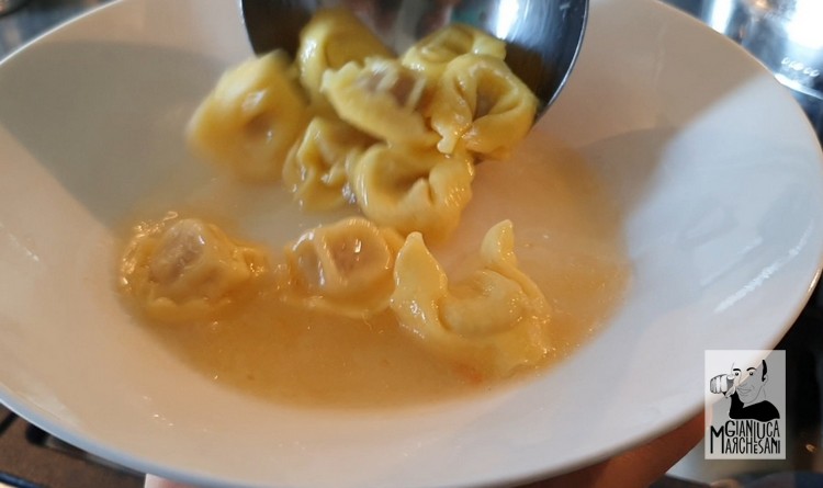 tortellini in brodo - impiattamento
